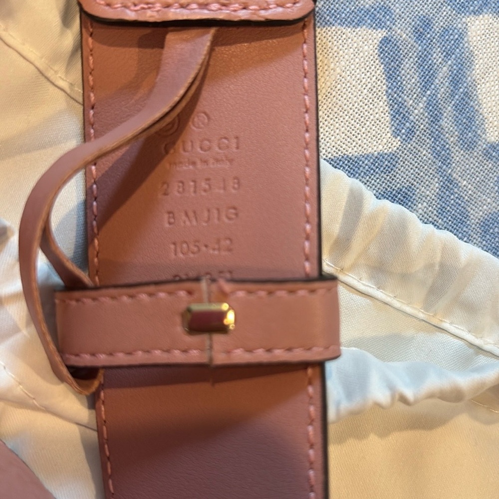 Gucci Blush Leather Belt with Shiny Gold Buckle - Picture 3 of 6